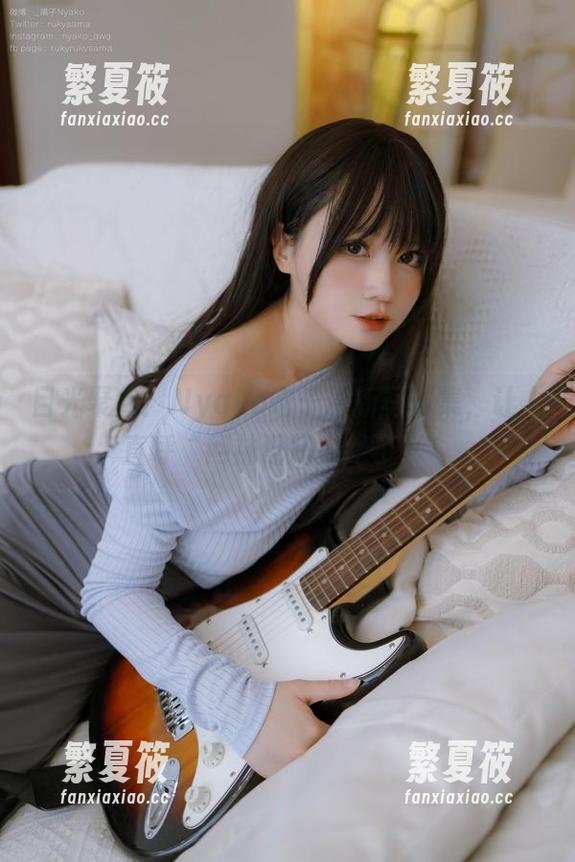 目光聚焦：Nyako喵子最新写真集，让人直呼“网袜配搭太绝了！”