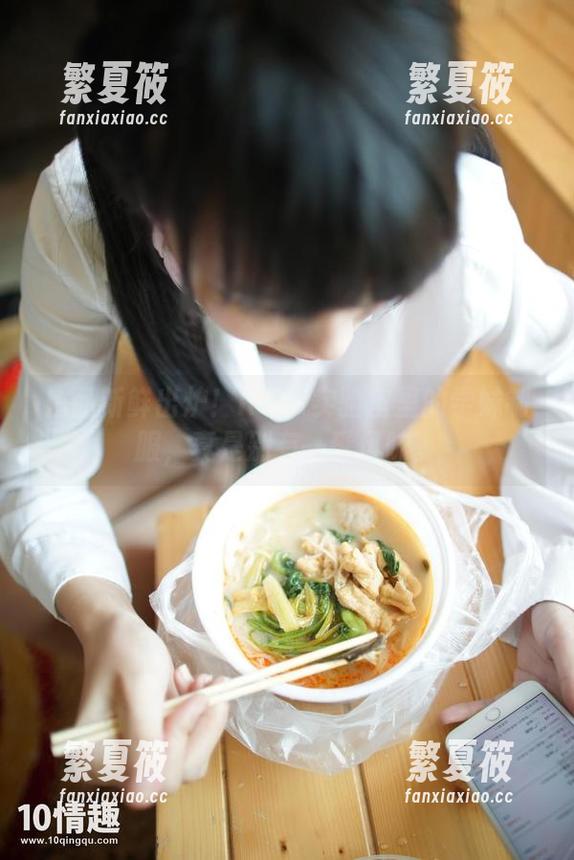 作品新鲜出炉！ROSI实验室里的学妹制服，真是别有一番风味。