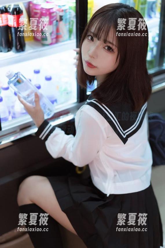 无圣光的灯光下，yuuhui玉汇的夜班族美图撩动你的好奇心。