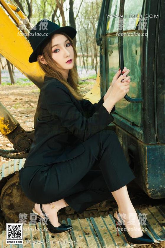 丽柜-轩轩 丽柜 - 噔噔噔!轩轩新款“女友”图包,无需言语的默契双眼!