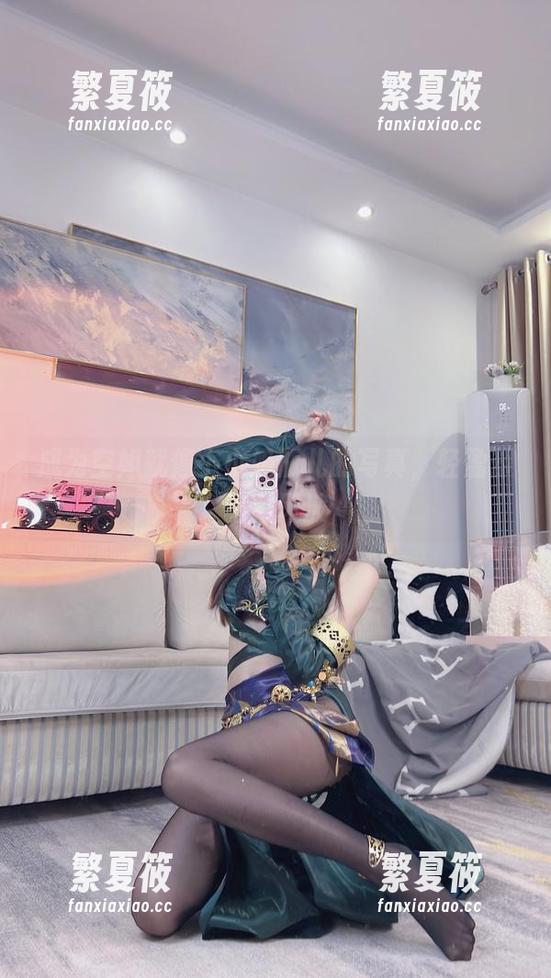 成为空姐就像小小奶瓶儿的写真，轻盈却暗藏风波