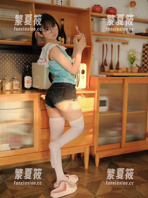 越过衣架的目光，鲜明又高清的幼水铃衣午间更衣室