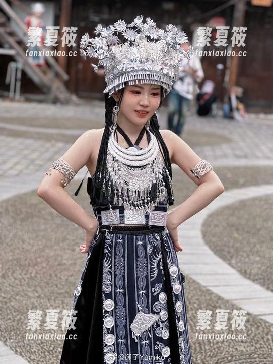 今天的黑丝系列更新，御子Yumiko又献媚了，图片里的每个细节都让人想一想。