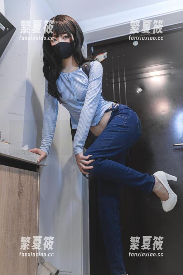 又是那位杏仁曲奇，cos瑜伽姐姐，每次更新都在挑战我的想象力！