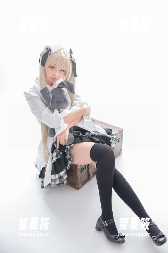 森萝财团 - 小奶糕Milky又来啦，100%定制双马尾美少女的白丝美腿，这图真的是太养眼，时刻纯粹楞了我。