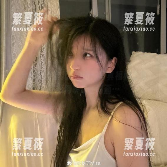 泳池旁的特软儿Sona：写真福利上线，身影倒映成一幅画…