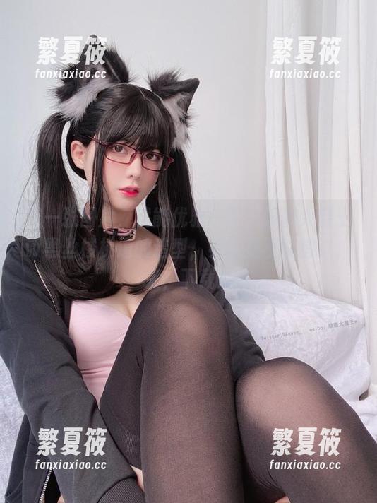 有一张图片，就能优雅一下，眼酱大魔王w黑丝楼梯道的造型，实在是不能错过，来，下载！