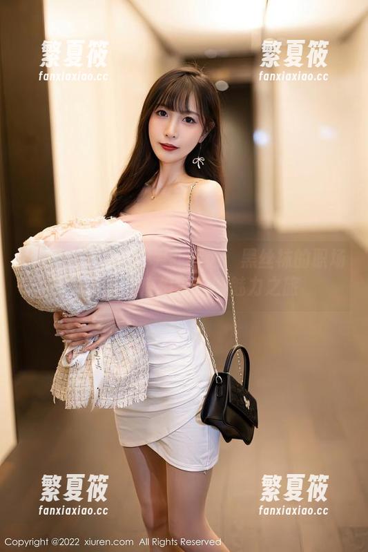 秀人网 - SOLO-尹菲精选：黑丝袜的职场女秘书，魔幻办公的魅力之旅