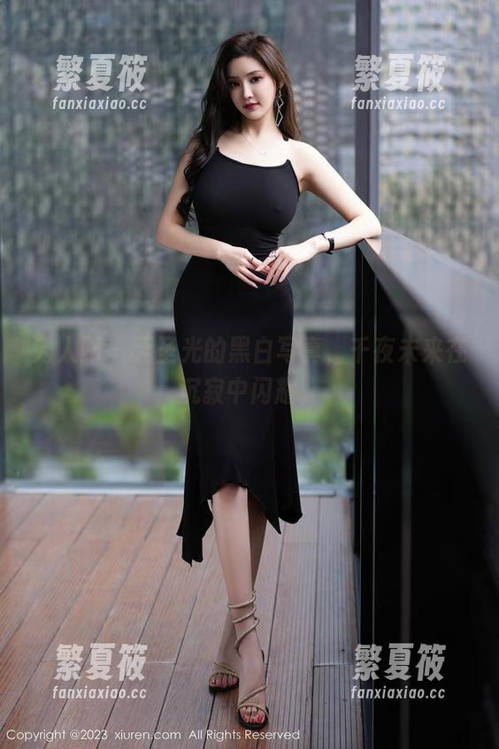 秀人网 - 无圣光的黑白写真，千夜未来在沉寂中闪耀。