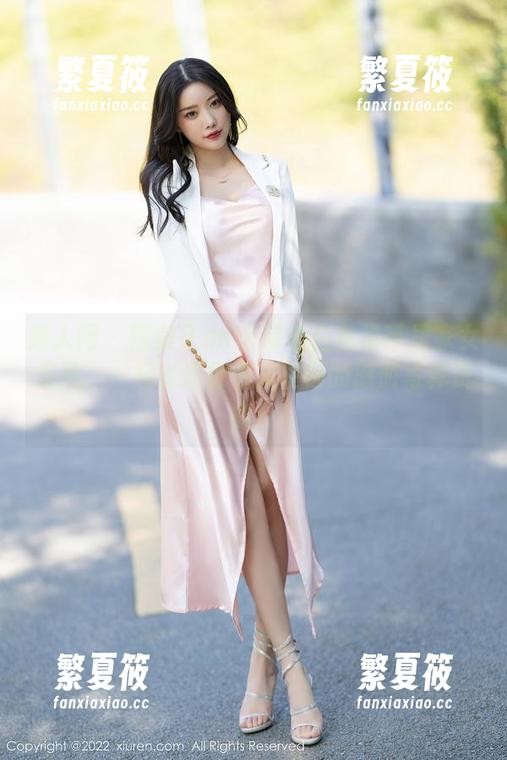 秀人网 - 糯美子mini带着白色吊带居家女友风，一起看这份引人注目的旅游写真资源！