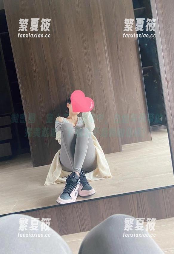 微密圈 - 童小芯的图集中，白丝与吊带的完美邂逅，下载后不后悔的选择！