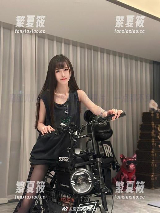 腐团儿Ikaros兔女郎的图片，一点都不兔气，快点击下载！