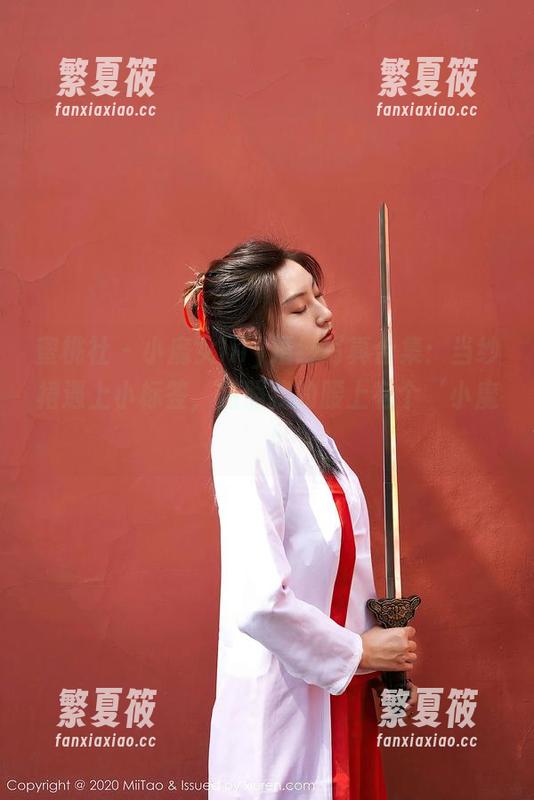 蜜桃社 - 小魔女lily婚纱写真合集：当纱裙遇上小标签，拍照我的腰上有个‘小魔’！