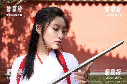 蜜桃社-美绪 蜜桃社 - 在美绪的高跟鞋下,隐隐约约听见摄影师的低语