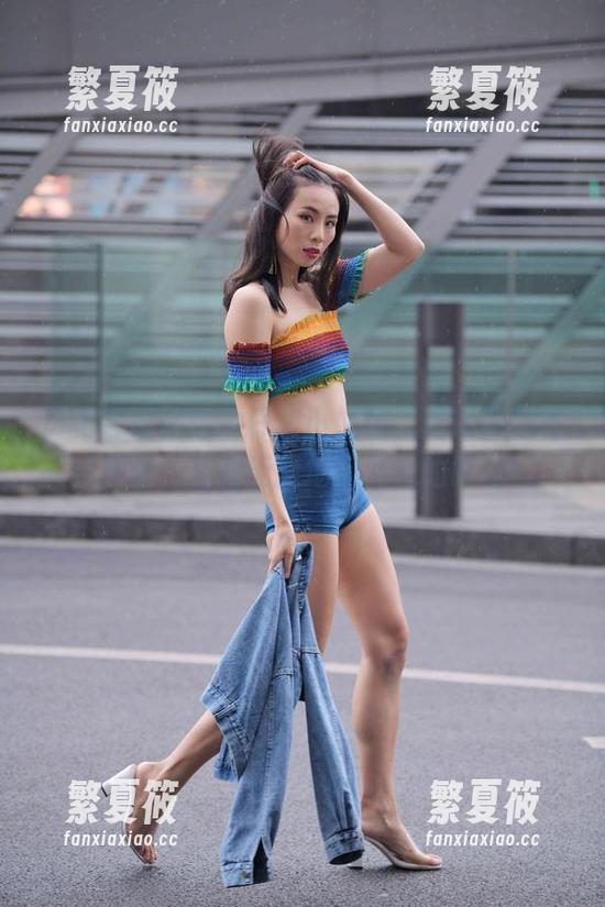 历史会记住这牛仔裙小姐姐，魔镜街拍在线高清，无遮无掩地吸引我的眼球！