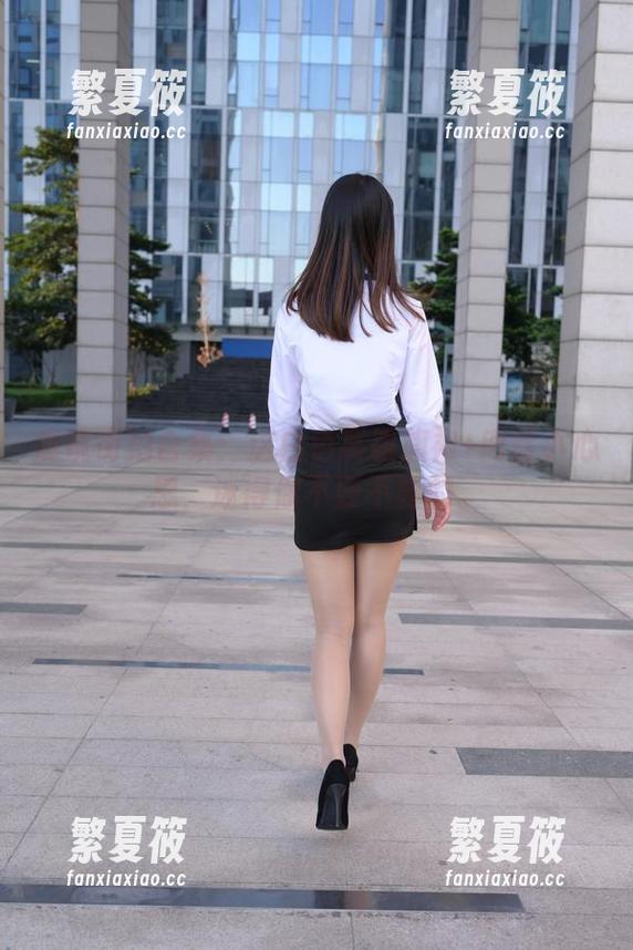 魔镜街拍合集：这白色高跟旗袍+肉丝小心思，迷得你不要不要的。